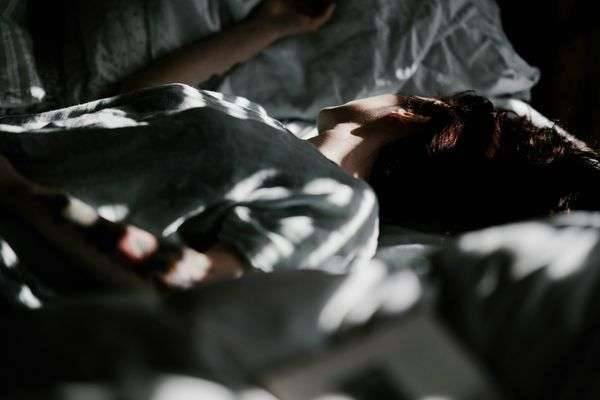 50代の夜を蝕む“浅い眠り”の正体を科学が解き明かす