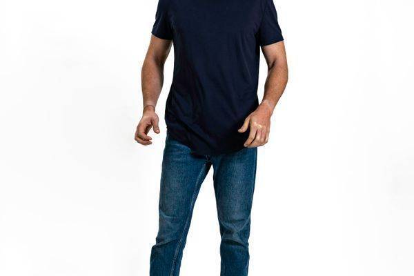 素材に語らせる――50代の外見は“選ぶ生地”で知性が見える