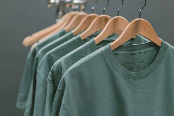 「無個性量産型」から抜け出す1着――50代の“混じらない服”
